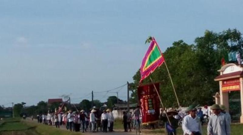 Các vật dụng cần thiết như nước uống, mũ, khăn trải và túi đựng rác được đặt cạnh nhau, minh họa sự chuẩn bị cho chuyến đi Đồi Vọng Cảnh Huế.